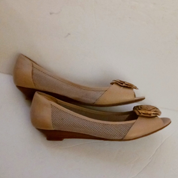 Etienne Aigner tan open toe flats-sz 7 1/2 - Picture 4 of 8